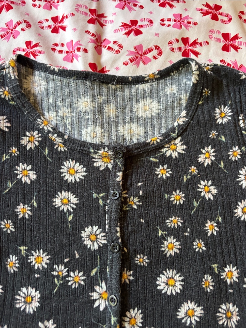 Black Ribbed Daisy Button-Front Crop Top - Picture 4 of 5